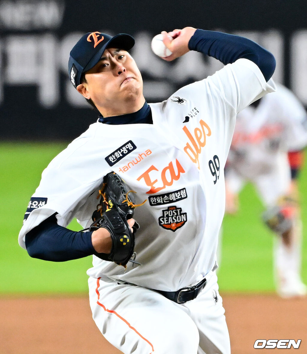 31일 대전 한화생명볼파크에서 2025 신한 SOL Bank KBO리그 포스트시즌 한국시리즈 5차전 한화 이글스와 LG 트윈스의 경기가 열렸다.이날 경기에 한화는 문동주를, LG는 톨허스트를 선발투수로 내세웠다. 8회초 한화 류현진이 역투하고 있다. 2025.10.31 /jpnews@osen.co.kr