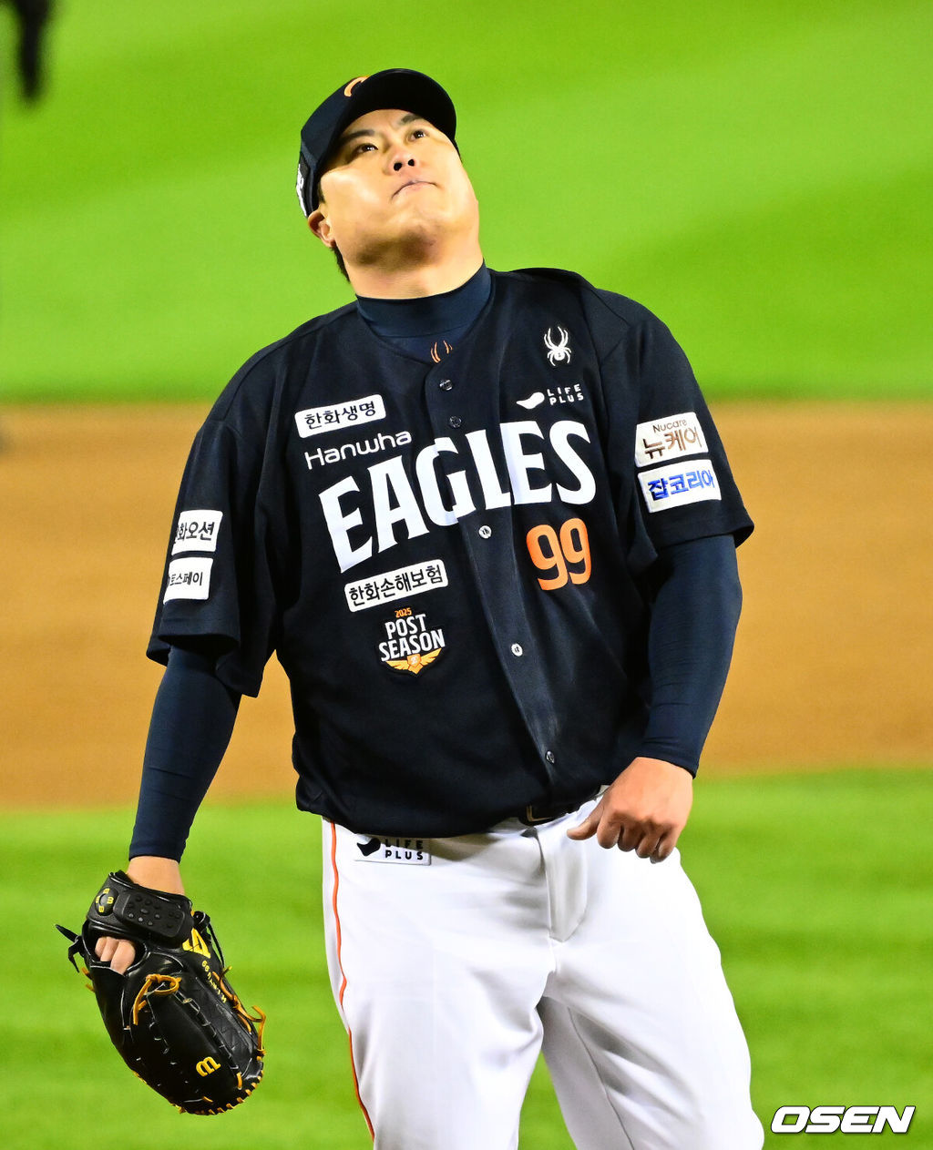 27일 오후 서울 잠실야구장에서 2025 신한 SOL Bank KBO리그 포스트시즌 한국시리즈 2차전 LG 트윈스와 한화 이글스의 경기가 열렸다.LG는 임찬규, 한화는 류현진을 선발 투수로 내세웠다.3회말 2사 2루에서 한화 류현진이 LG 박동원을 상대하며 생각에 잠겨 있다. 2025.10.27 /jpnews@osen.co.kr