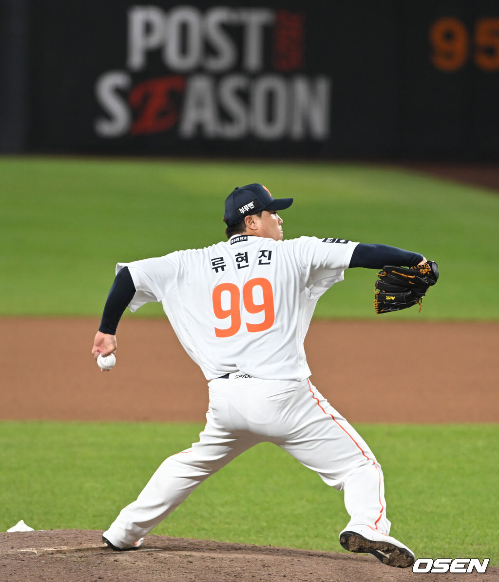 31일 대전 한화생명볼파크에서 2025 신한 SOL Bank KBO리그 포스트시즌 한국시리즈 5차전 한화 이글스와 LG 트윈스의 경기가 열렸다.이날 경기에 한화는 문동주를, LG는 톨허스트를 선발투수로 내세웠다.  8회초 류현진이 마운드에 올라 투구하고 있다.  2025.10.31/spjj@osen.co.kr