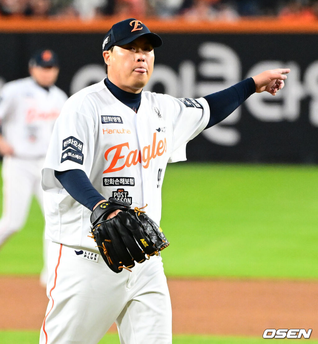 31일 대전 한화생명볼파크에서 2025 신한 SOL Bank KBO리그 포스트시즌 한국시리즈 5차전 한화 이글스와 LG 트윈스의 경기가 열렸다.이날 경기에 한화는 문동주를, LG는 톨허스트를 선발투수로 내세웠다. 8회초 2사 3루에서 한화 류현진이 LG 오스틴을 삼진 처리하고 있다. 2025.10.31 /jpnews@osen.co.kr