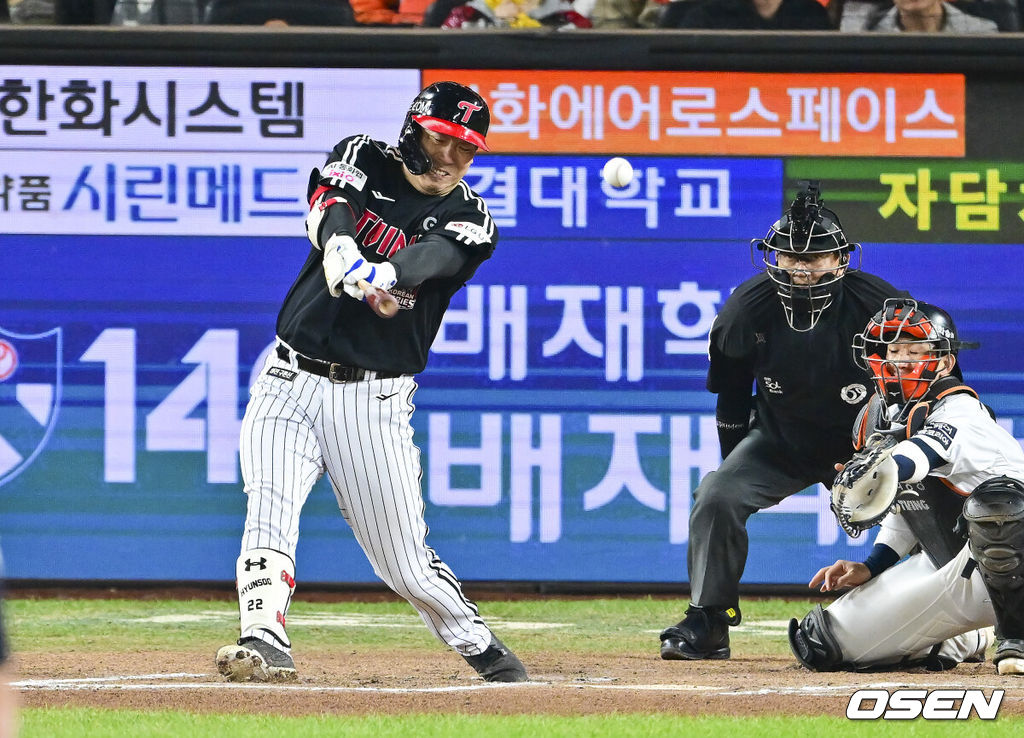 31일 대전 한화생명볼파크에서 2025 신한 SOL Bank KBO리그 포스트시즌 한국시리즈 5차전 한화 이글스와 LG 트윈스의 경기가 열렸다.이날 경기에 한화는 문동주를, LG는 톨허스트를 선발투수로 내세웠다. 6회초 1사 2루 LG 김현수가 1타점 적시타를 날리고 있다.   2025.10.31 / soul1014@osen.co.kr