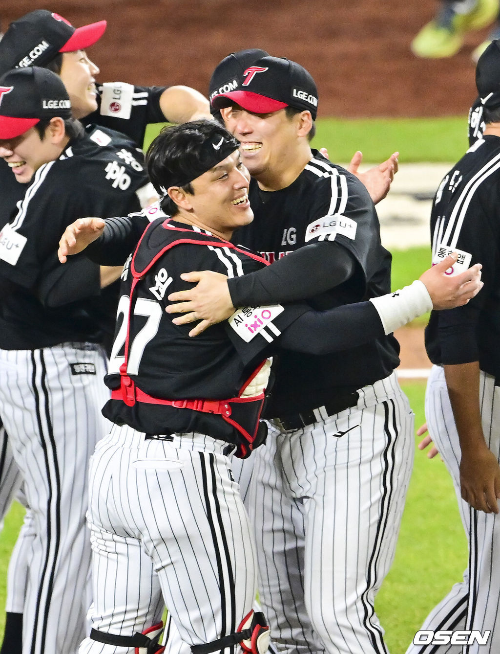 이변은 없었다. 2025시즌 우승팀은 무적 LG 트윈스다. 프로야구 LG 트윈스는 31일 대전 한화생명볼파크에서 열린 2025 신한 SOL뱅크 KBO 한국시리즈(7전 4선승제) 한화 이글스와의 5차전에서 4-1로 승리했다.통합우승 후 LG 박동원과 김현수가 포옹을 하고 있다. 2025.10.31 / soul1014@osen.co.kr