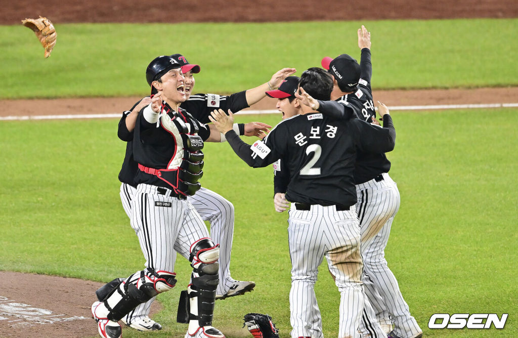 이변은 없었다. 2025시즌 우승팀은 무적 LG 트윈스다. 프로야구 LG 트윈스는 31일 대전 한화생명볼파크에서 열린 2025 신한 SOL뱅크 KBO 한국시리즈(7전 4선승제) 한화 이글스와의 5차전에서 4-1로 승리했다.통합우승 후 LG 박동원과 유영찬, 오지환, 문보경, 구본혁이 환호하고 있다.  2025.10.31 / soul1014@osen.co.kr