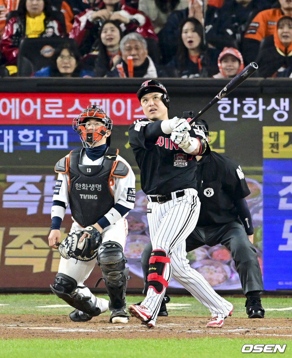 30일 대전 한화생명볼파크에서 2025 신한 SOL Bank KBO리그 포스트시즌 한국시리즈 4차전 한화 이글스와 LG 트윈스의 경기가 열렸다.이날 경기에 한화는 와이스를, LG는 치리노스를 선발투수로 내세웠다. 9회초 무사 1루 LG 박동원이 2점 홈런을 날리고 있다. 2025.10.30 / soul1014@osen.co.kr