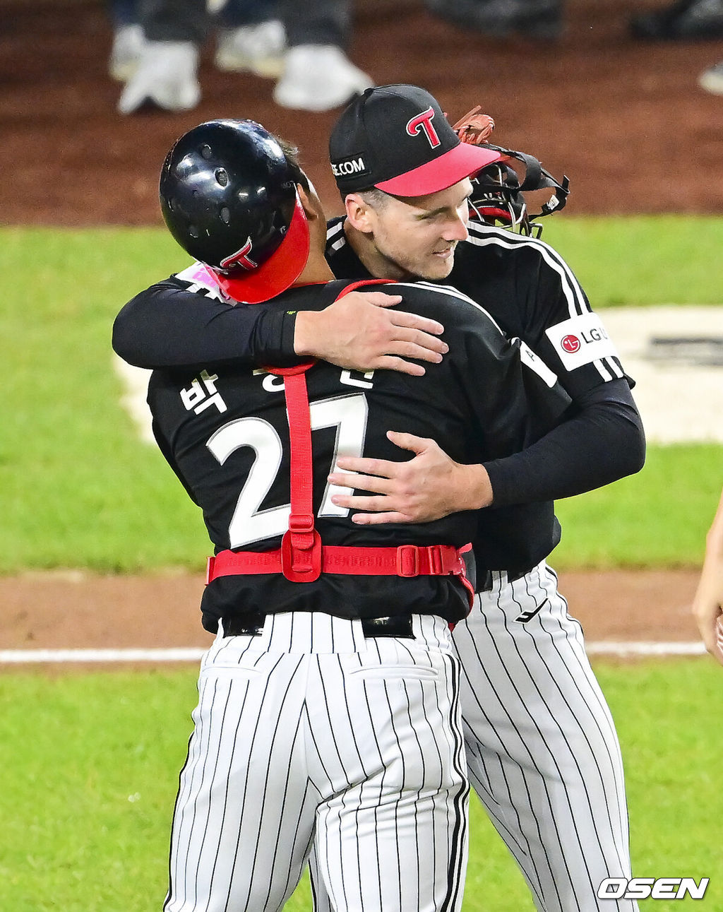 이변은 없었다. 2025시즌 우승팀은 무적 LG 트윈스다. 프로야구 LG 트윈스는 31일 대전 한화생명볼파크에서 열린 2025 신한 SOL뱅크 KBO 한국시리즈(7전 4선승제) 한화 이글스와의 5차전에서 4-1로 승리했다.통합우승 후 LG 톨허스트와 박동원이 포옹을 하고 있다. 2025.10.31 / soul1014@osen.co.kr