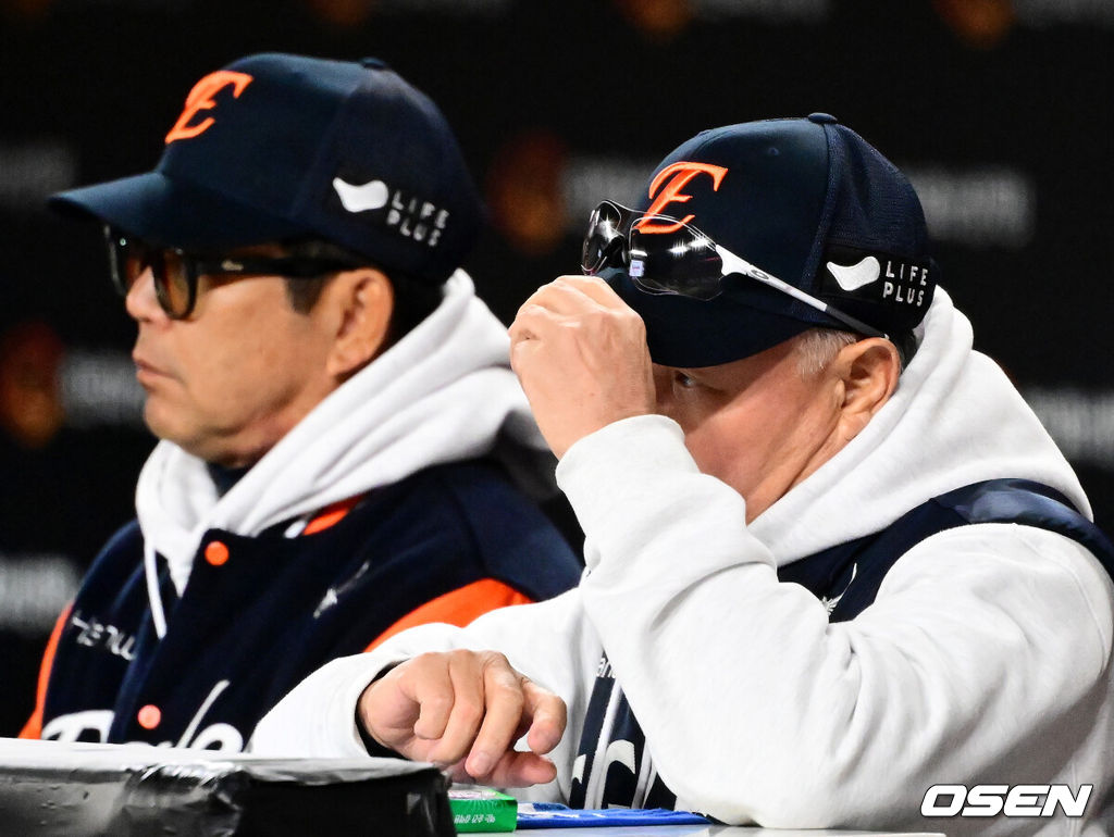31일 대전 한화생명볼파크에서 2025 신한 SOL Bank KBO리그 포스트시즌 한국시리즈 5차전 한화 이글스와 LG 트윈스의 경기가 열렸다.이날 경기에 한화는 문동주를, LG는 톨허스트를 선발투수로 내세웠다. 4회초 한화 김경문 감독과 양상문 코치가 경기를 지켜보고 있다. 2025.10.31 /jpnews@osen.co.kr