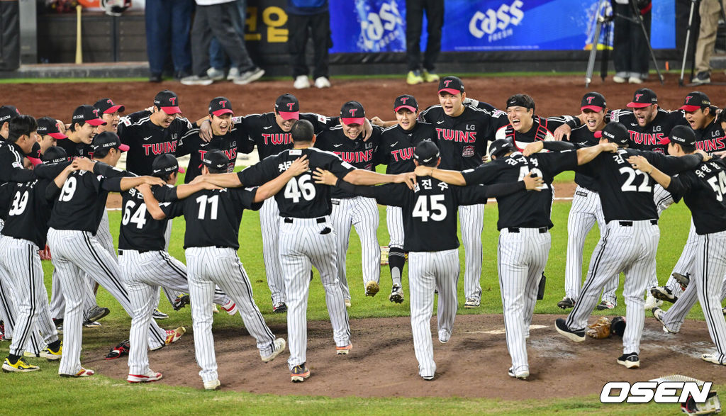 31일 대전 한화생명볼파크에서 2025 신한 SOL Bank KBO리그 포스트시즌 한국시리즈 5차전 한화 이글스와 LG 트윈스의 경기가 열렸다.이날 경기에 한화는 문동주를, LG는 톨허스트를 선발투수로 내세웠다. 우승 확정 후 LG 선수들이 기뻐하고 있다.. 2025.10.31 / soul1014@osen.co.kr