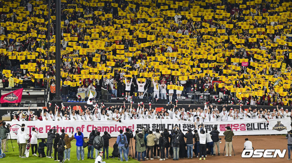이변은 없었다. 2025시즌 우승팀은 무적 LG 트윈스다. 프로야구 LG 트윈스는 31일 대전 한화생명볼파크에서 열린 2025 신한 SOL뱅크 KBO 한국시리즈(7전 4선승제) 한화 이글스와의 5차전에서 4-1로 승리했다.LG 선수들이 팬들과 함께 포즈를 취하고 있다 2025.10.31 / soul1014@osen.co.kr