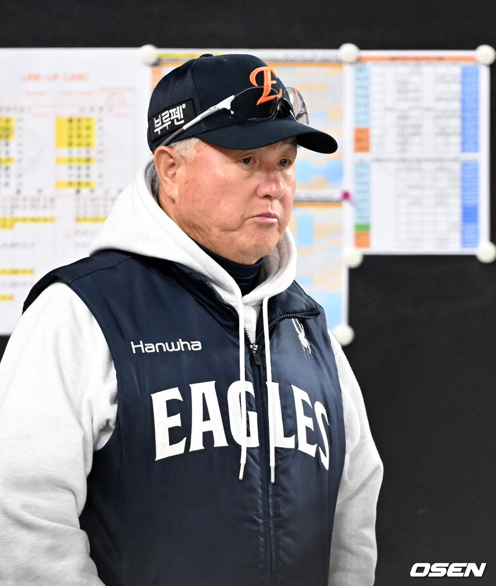 31일 대전 한화생명볼파크에서 2025 신한 SOL Bank KBO리그 포스트시즌 한국시리즈 5차전 한화 이글스와 LG 트윈스의 경기가 열렸다.이날 경기에 한화는 문동주를, LG는 톨허스트를 선발투수로 내세웠다. 경기에 앞서 한화 김경문 감독이 그라운드를 바라보고 있다. 2025.10.31 /sunday@osen.co.kr