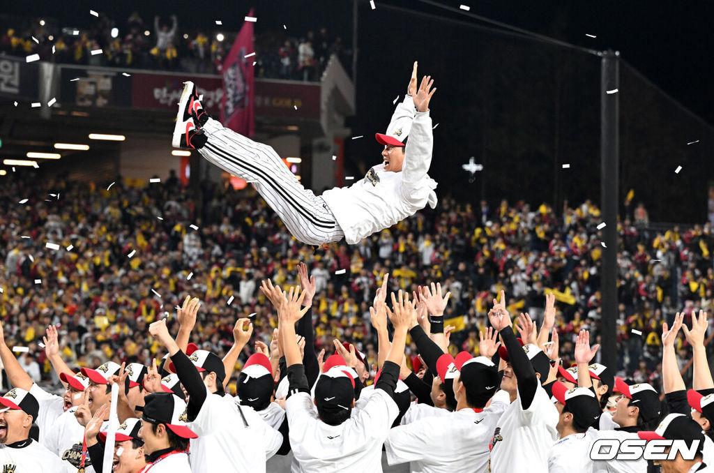 이변은 없었다. 2025시즌 우승팀은 무적 LG 트윈스다. 프로야구 LG 트윈스는 31일 대전 한화생명볼파크에서 열린 2025 신한 SOL뱅크 KBO 한국시리즈(7전 4선승제) 한화 이글스와의 5차전에서 4-1로 승리했다.정규시즌 1위 LG는 시리즈 전적 4승 1패로 통합우승 금자탑을 쌓았다. LG의 통합우승은 1990년, 1994년, 2023년에 이은 통산 4번째로, 염경엽 감독은 2023년 부임 후 3년 사이 팀을 두 차례나 정상에 올려놓는 위대한 업적을 달성했다. 2023년 1위, 2024년 3위, 2025년 1위로 KBO리그에 트윈스 왕조 시대를 활짝 열었다. 반면 2위 한화는 플레이오프를 거쳐 2006년 이후 19년 만에 한국시리즈 무대를 밟았지만, LG의 벽을 넘지 못하며 1999년 이후 26년 만에 통산 두 번째 우승이 무산됐다. LG 염경엽 감독이 선수들에게 헹가래를 받고 있다. 2025.10.31 /sunday@osen.co.kr