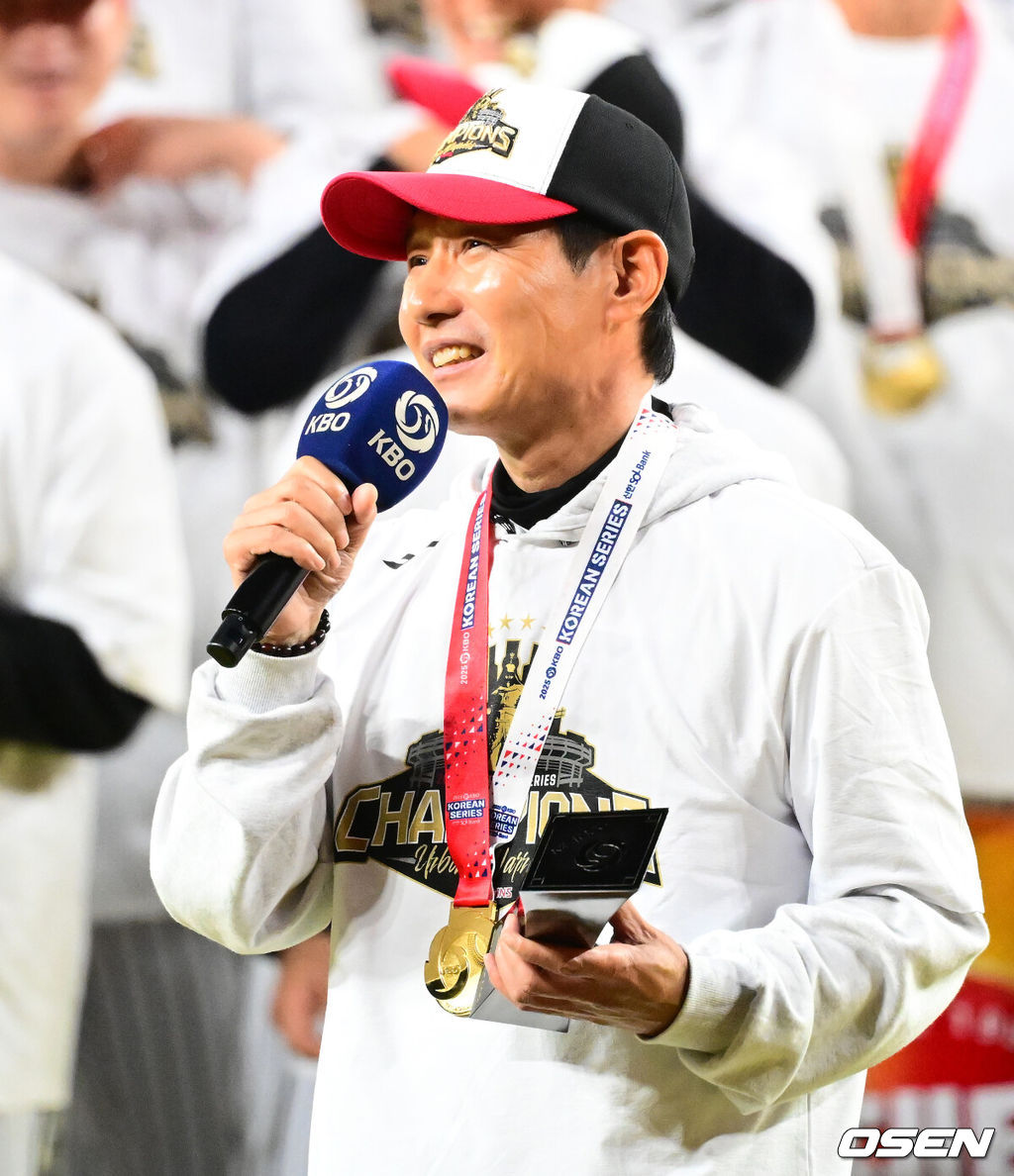 이변은 없었다. 2025시즌 우승팀은 무적 LG 트윈스다. 프로야구 LG 트윈스는 31일 대전 한화생명볼파크에서 열린 2025 신한 SOL뱅크 KBO 한국시리즈(7전 4선승제) 한화 이글스와의 5차전에서 4-1로 승리했다.정규시즌 1위 LG는 시리즈 전적 4승 1패로 통합우승 금자탑을 쌓았다. LG의 통합우승은 1990년, 1994년, 2023년에 이은 통산 4번째로, 염경엽 감독은 2023년 부임 후 3년 사이 팀을 두 차례나 정상에 올려놓는 위대한 업적을 달성했다. 2023년 1위, 2024년 3위, 2025년 1위로 KBO리그에 트윈스 왕조 시대를 활짝 열었다. 반면 2위 한화는 플레이오프를 거쳐 2006년 이후 19년 만에 한국시리즈 무대를 밟았지만, LG의 벽을 넘지 못하며 1999년 이후 26년 만에 통산 두 번째 우승이 무산됐다. LG 염경엽 감독이 우승 감독상을 수상하며 팬들에게 인사를 전하고 있다. 2025.10.31 /jpnews@osen.co.kr