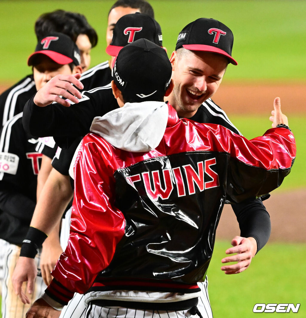 이변은 없었다. 2025시즌 우승팀은 무적 LG 트윈스다. 프로야구 LG 트윈스는 31일 대전 한화생명볼파크에서 열린 2025 신한 SOL뱅크 KBO 한국시리즈(7전 4선승제) 한화 이글스와의 5차전에서 4-1로 승리했다.정규시즌 1위 LG는 시리즈 전적 4승 1패로 통합우승 금자탑을 쌓았다. LG의 통합우승은 1990년, 1994년, 2023년에 이은 통산 4번째로, 염경엽 감독은 2023년 부임 후 3년 사이 팀을 두 차례나 정상에 올려놓는 위대한 업적을 달성했다. 2023년 1위, 2024년 3위, 2025년 1위로 KBO리그에 트윈스 왕조 시대를 활짝 열었다. 반면 2위 한화는 플레이오프를 거쳐 2006년 이후 19년 만에 한국시리즈 무대를 밟았지만, LG의 벽을 넘지 못하며 1999년 이후 26년 만에 통산 두 번째 우승이 무산됐다. LG 염경엽 감독이 톨허스트와 우승을 기뻐하고 있다. 2025.10.31 /jpnews@osen.co.kr