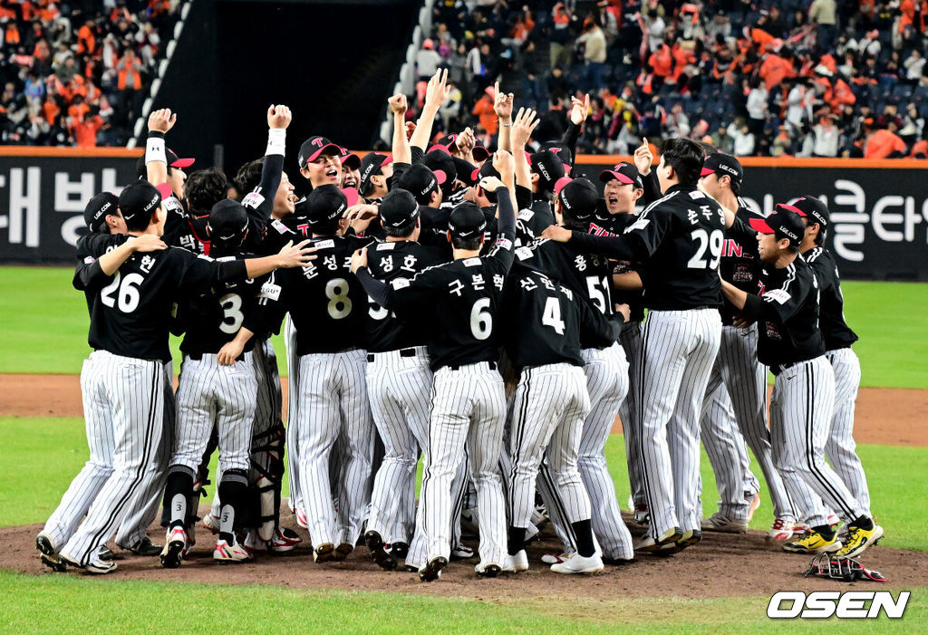 이변은 없었다. 2025시즌 우승팀은 무적 LG 트윈스다. 프로야구 LG 트윈스는 31일 대전 한화생명볼파크에서 열린 2025 신한 SOL뱅크 KBO 한국시리즈(7전 4선승제) 한화 이글스와의 5차전에서 4-1로 승리했다.정규시즌 1위 LG는 시리즈 전적 4승 1패로 통합우승 금자탑을 쌓았다. LG의 통합우승은 1990년, 1994년, 2023년에 이은 통산 4번째로, 염경엽 감독은 2023년 부임 후 3년 사이 팀을 두 차례나 정상에 올려놓는 위대한 업적을 달성했다. 2023년 1위, 2024년 3위, 2025년 1위로 KBO리그에 트윈스 왕조 시대를 활짝 열었다. 반면 2위 한화는 플레이오프를 거쳐 2006년 이후 19년 만에 한국시리즈 무대를 밟았지만, LG의 벽을 넘지 못하며 1999년 이후 26년 만에 통산 두 번째 우승이 무산됐다. LG 선수들이 우승을 기뻐하고 있다. 2025.10.31 /jpnews@osen.co.kr
