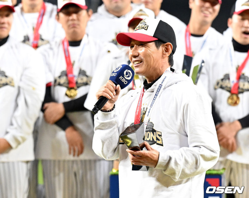 2025시즌 우승팀은 무적 LG 트윈스다. 프로야구 LG 트윈스는 31일 대전 한화생명볼파크에서 열린 2025 신한 SOL뱅크 KBO 한국시리즈(7전 4선승제) 한화 이글스와의 5차전에서 4-1로 승리했다. 정규시즌 1위 LG는 시리즈 전적 4승 1패로 통합우승 금자탑을 쌓았다. LG의 통합우승은 1990년, 1994년, 2023년에 이은 통산 4번째로, 염경엽 감독은 2023년 부임 후 3년 사이 팀을 두 차례나 정상에 올려놓는 위대한 업적을 달성했다. 2023년 1위, 2024년 3위, 2025년 1위로 KBO리그에 트윈스 왕조 시대를 활짝 열었다. 반면 2위 한화는 플레이오프를 거쳐 2006년 이후 19년 만에 한국시리즈 무대를 밟았지만, LG의 벽을 넘지 못하며 1999년 이후 26년 만에 통산 두 번째 우승이 무산됐다. 우승 감독상을 수상한 LG 염경엽 감독이 소감을 말하고 있다. 2025.10.31 /sunday@osen.co.kr