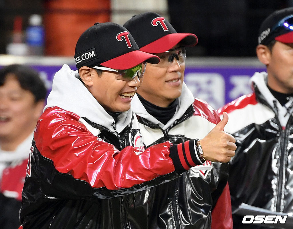 프로야구 LG 트윈스가 9회에만 6점을 올리는 극적인 역전승을 거두고 한국시리즈 승기를 잡았다.LG는 30일 대전 한화생명볼파크에서 열린 2025 신한 SOL뱅크 KBO 한국시리즈 4차전 한화 이글스와의 경기에서 7-4로 승리했다. 이날 승리로 LG는 시리즈 전적 3승 1패를 선점했다. 역대 한국시리즈에서 3승 1패를 선점한 팀이 우승한 확률은 94.4%(17/18)다. LG의 한국시리즈 우승까지는 단 1승이 남았다.경기 종료 후 LG 염경엽 감독이 환호하고 있다. 2025.10.30 /sunday@osen.co.kr