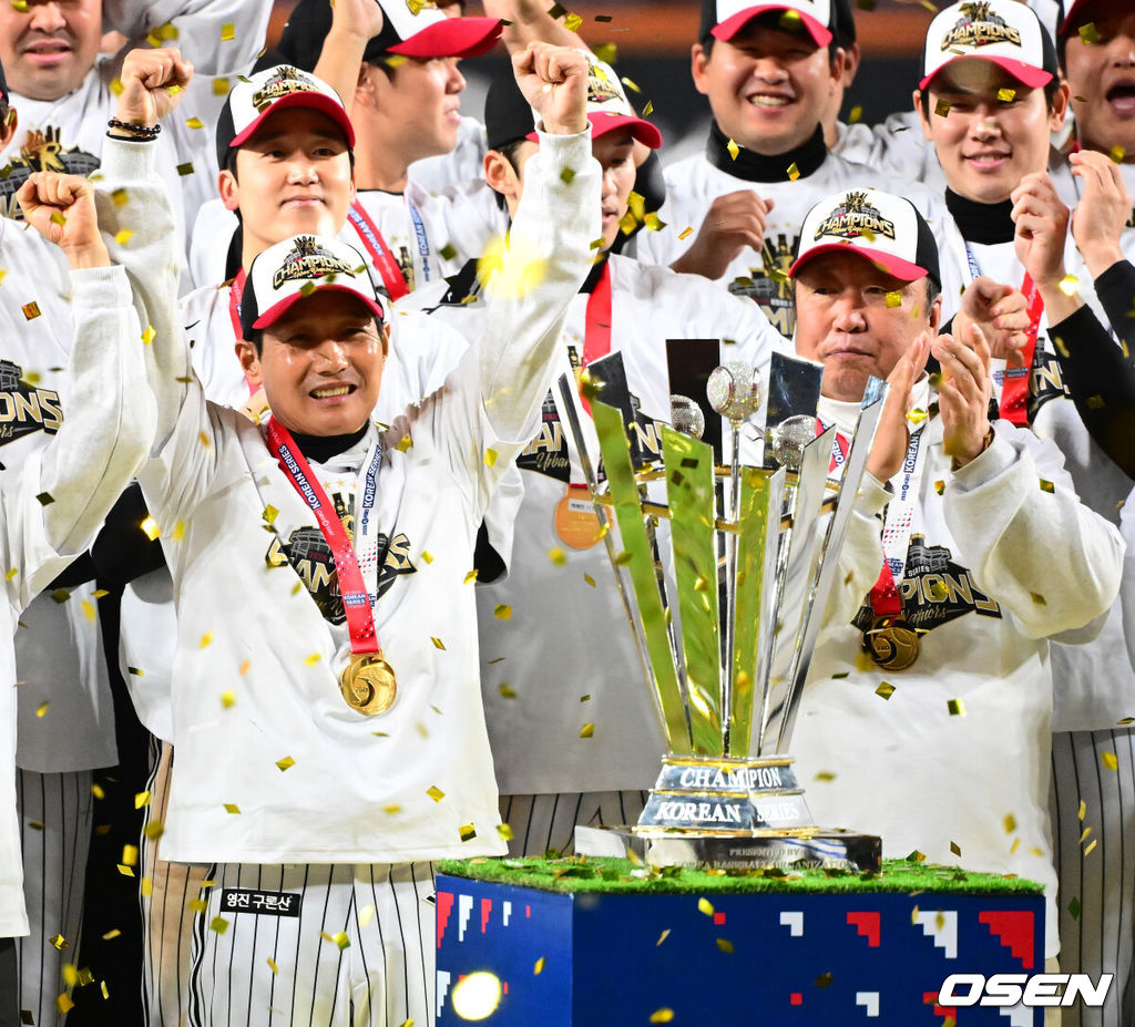 이변은 없었다. 2025시즌 우승팀은 무적 LG 트윈스다. 프로야구 LG 트윈스는 31일 대전 한화생명볼파크에서 열린 2025 신한 SOL뱅크 KBO 한국시리즈(7전 4선승제) 한화 이글스와의 5차전에서 4-1로 승리했다.정규시즌 1위 LG는 시리즈 전적 4승 1패로 통합우승 금자탑을 쌓았다. LG의 통합우승은 1990년, 1994년, 2023년에 이은 통산 4번째로, 염경엽 감독은 2023년 부임 후 3년 사이 팀을 두 차례나 정상에 올려놓는 위대한 업적을 달성했다. 2023년 1위, 2024년 3위, 2025년 1위로 KBO리그에 트윈스 왕조 시대를 활짝 열었다. 반면 2위 한화는 플레이오프를 거쳐 2006년 이후 19년 만에 한국시리즈 무대를 밟았지만, LG의 벽을 넘지 못하며 1999년 이후 26년 만에 통산 두 번째 우승이 무산됐다. LG 염경엽 감독과 차명석 단장이 우승을 기뻐하고 있다. 2025.10.31 /jpnews@osen.co.kr