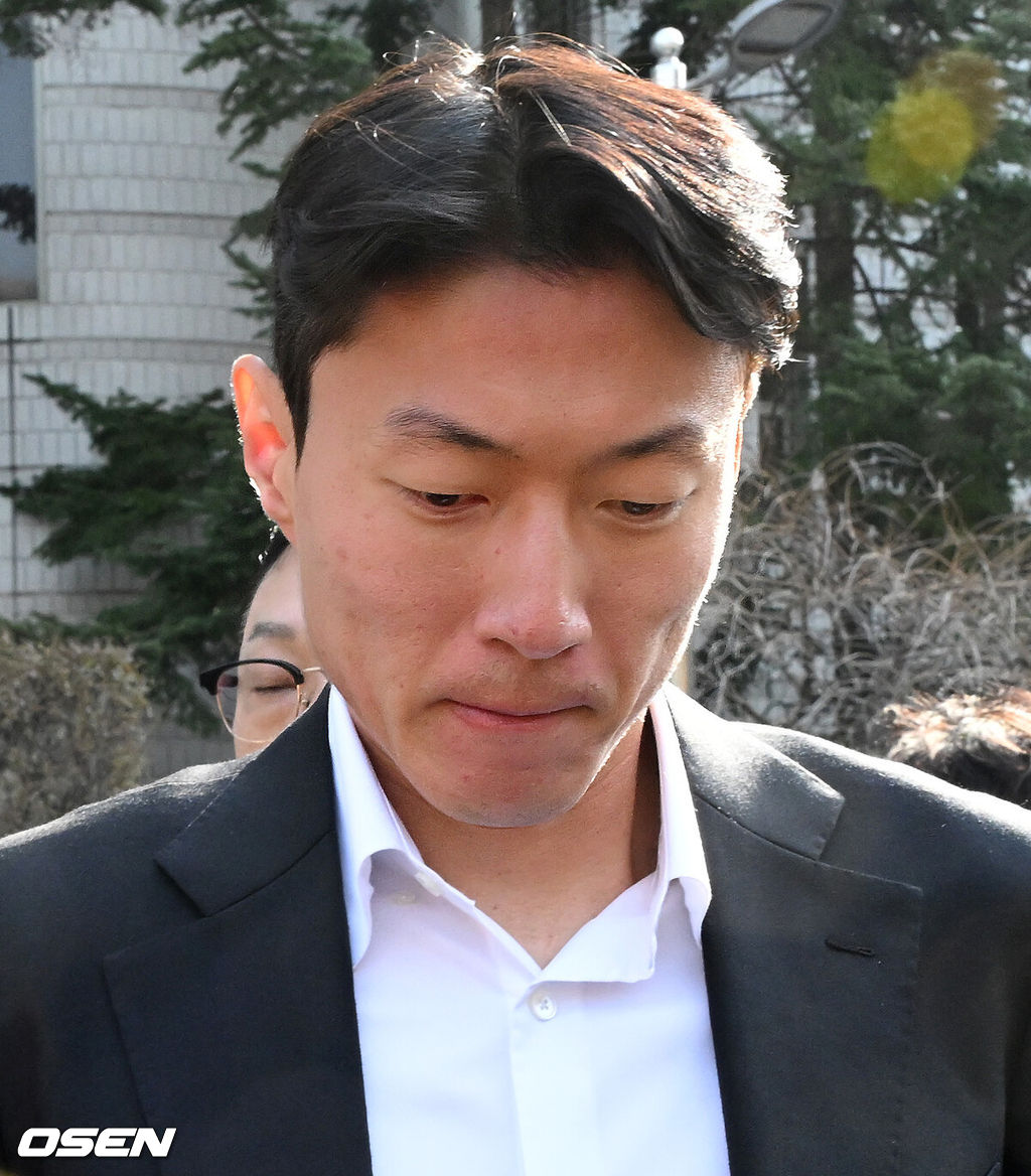 축구 선수 황의조(알라니아스포르)가 14일 서울 서초구 서울중앙지법에서 열린 1심 선고 공판에 출석했다.성폭력범죄의처벌등에관한특례법위반 협의로 기소된 황의조는 1심에서 징역 1년에 집행유예 2년을 선고 받았다. 황의조가 1심 선고 공판을 마치고 취재진에 둘러싸여 질문에 답을 하고 있다. 2025.02.14 /jpnews@osen.co.kr