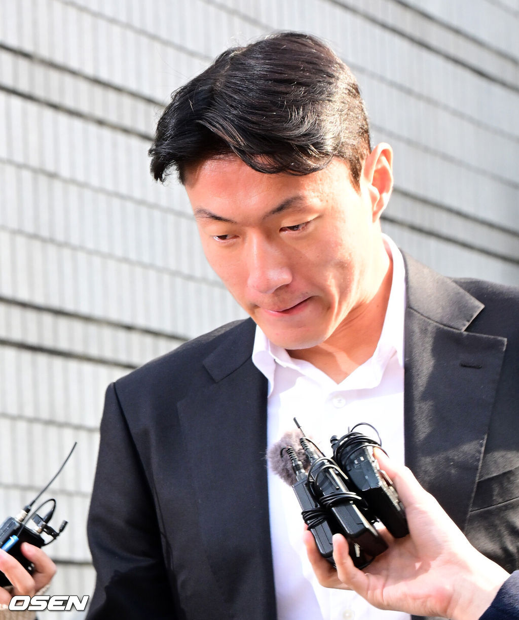 축구 선수 황의조(알라니아스포르)가 14일 서울 서초구 서울중앙지법에서 열린 1심 선고 공판에 출석했다.성폭력범죄의처벌등에관한특례법위반 협의로 기소된 황의조는 1심에서 징역 1년에 집행유예 2년을 선고 받았다. 황의조가 1심 선고 공판을 마치고 취재진에 둘러싸여 질문에 답을 하고 있다. 2025.02.14 /jpnews@osen.co.kr