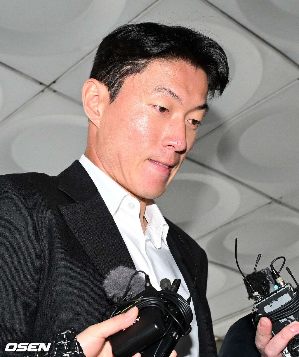 축구 선수 황의조(알라니아스포르)가 14일 서울 서초구 서울중앙지법에서 열린 1심 선고 공판에 출석했다.황의조는 성폭력범죄의처벌등에관한특례법위반 협의로 기소됐다. 황의조가 법정에 들어서고 있다. 2025.02.14 /jpnews@osen.co.kr