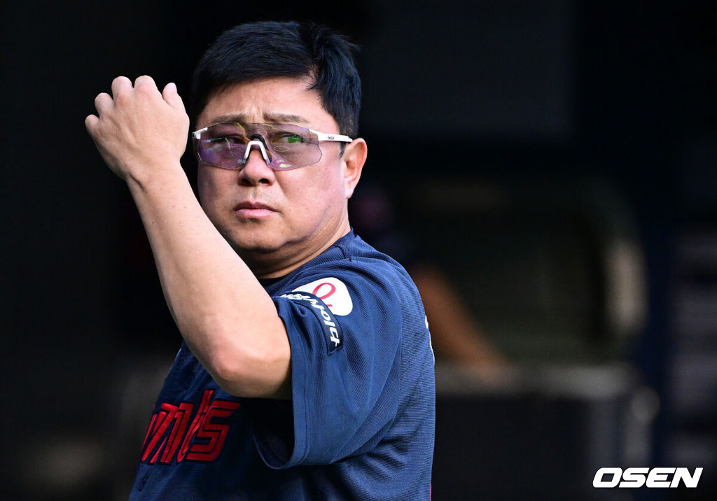 20일 서울 잠실야구장에서 ‘2025 신한 SOL Bank KBO리그’ LG 트윈스와 롯데 자이언츠의 경기가 열렸다.홈팀 LG는 손주영, 방문팀 롯데는 나균안을 선발로 내세웠다.경기 시작을 앞두고 롯데 김태형 감독이 국기에 대한 경례를 마친 뒤 더그아웃으로 향하고 있다. 2025.08.20 / dreamer@osen.co.kr