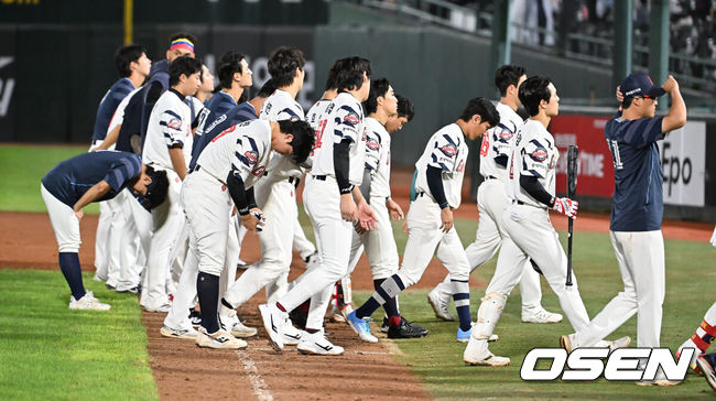 [OSEN=부산, 이석우 기자] 9일 부산 사직야구장에서 2025 신한 SOL 뱅크 KBO 리그 롯데 자이언츠와 한화 이글스의 경기가 열렸다. 홈팀 롯데는 박세웅이, 방문팀 한화는 와이스가 선발 출전했다.롯데 자이언츠 선수들이 한화 이글스에 1-9로 패한 후 팬들에게 인사를 하고 있다. 2025.09.09 / foto0307@osen.co.kr