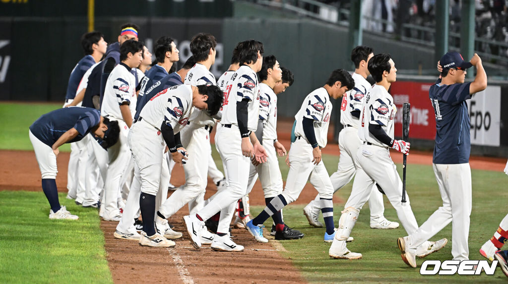 9일 부산 사직야구장에서 2025 신한 SOL 뱅크 KBO 리그 롯데 자이언츠와 한화 이글스의 경기가 열렸다. 홈팀 롯데는 박세웅이, 방문팀 한화는 와이스가 선발 출전했다.롯데 자이언츠 선수들이 한화 이글스에 1-9로 패한 후 팬들에게 인사를 하고 있다. 2025.09.09 / foto0307@osen.co.kr