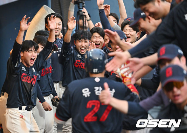 [OSEN=창원, 이석우 기자] 22일 창원NC파크에서 2025 신한 SOL 뱅크 KBO 리그 NC 다이노스와 롯데 자이언츠의 경기가 열렸다. 홈팀 NC는 신민혁이, 방문팀 롯데는 박세웅이 선발 출전했다. 롯데 자이언츠 선수들이 1회초 2사 1루 좌월 2점 홈런을 친 유강남을 반기고 있다. 2025.08.22 / foto0307@osen.co.kr
