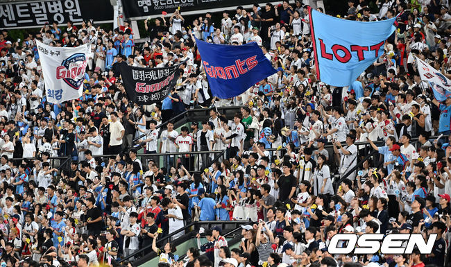 [OSEN=부산, 이석우 기자] 31일 부산 사직야구장에서 2025 신한 SOL 뱅크 KBO 리그 롯데 자이언츠와 NC 다이노스의 경기가 열렸다. 홈팀 롯데는 데이비슨이, 방문팀 NC는 김녹원이 선발 출전했다.롯데 자이언츠 팬들이 응원을 하고 있다. 2025.07.31 / foto0307@osen.co.kr