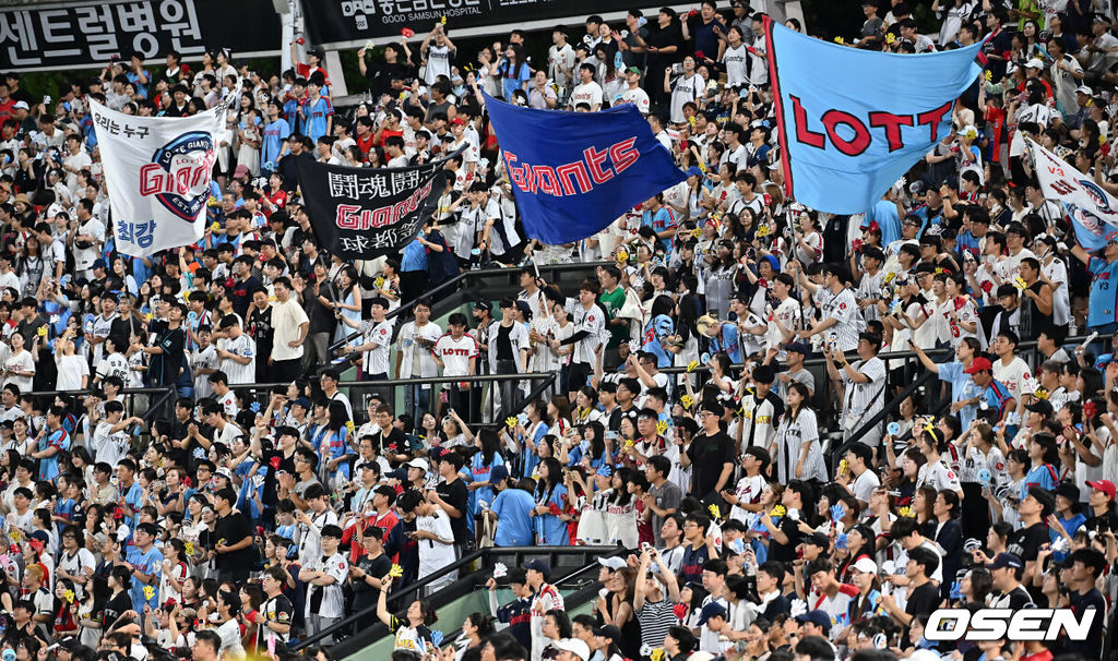 31일 부산 사직야구장에서 2025 신한 SOL 뱅크 KBO 리그 롯데 자이언츠와 NC 다이노스의 경기가 열렸다. 홈팀 롯데는 데이비슨이, 방문팀 NC는 김녹원이 선발 출전했다.롯데 자이언츠 팬들이 응원을 하고 있다. 2025.07.31 / foto0307@osen.co.kr