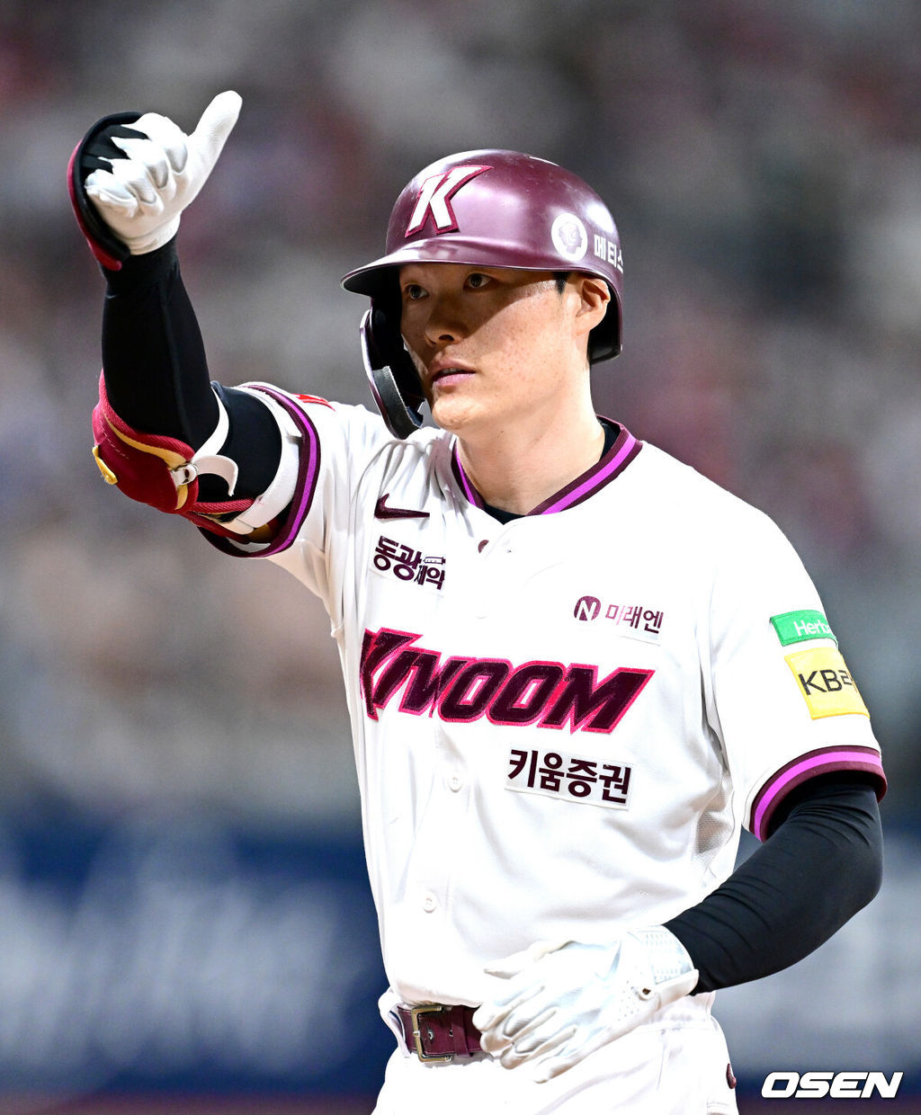 17일 서울 고척스카이돔에서 ‘2025 신한 SOL Bank KBO리그’ 키움 히어로즈와 SSG 랜더스의 경기가 열렸다.홈팀 키움은 김윤하, 방문팀 SSG은 미치 화이트를 선발로 내세웠다.7회말 1사 1, 2루 상황 키움 임병욱이 추격의 1타점 적시타를 날리고 1루에 안착해 기뻐하고 있다. 2025.06.17 / dreamer@osen.co.kr