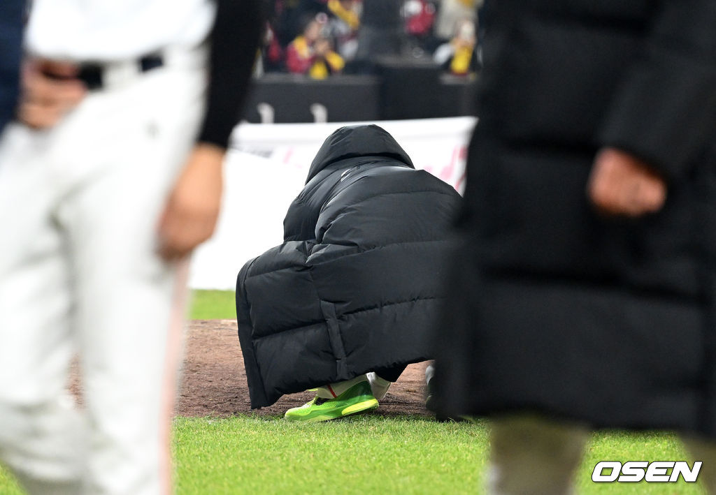 경기장을 나가는 선수단을 뒤로하고 마운드로 나가 흙을 챙기는 폰세