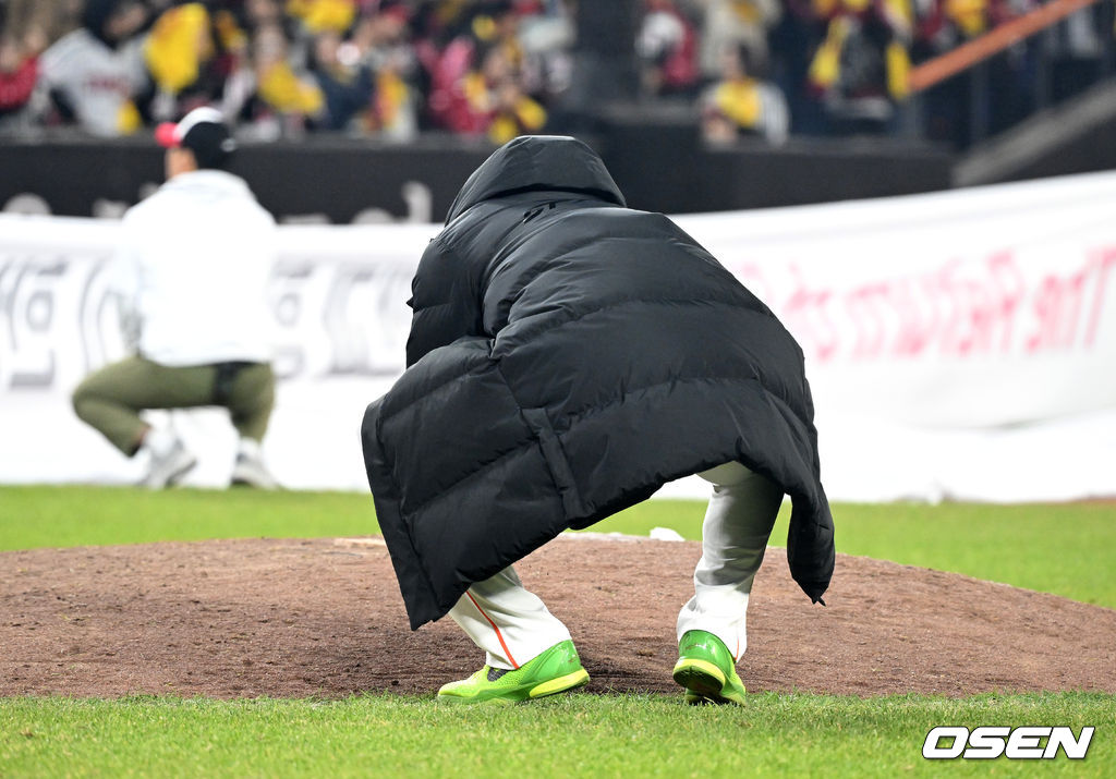 한 시즌 울고 웃었던 마운드 흙 쓸어 담은 폰세