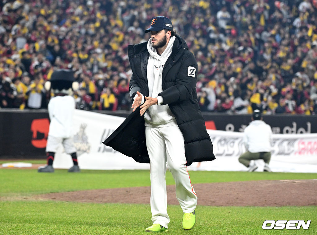 선수단 제일 마지막으로 경기장 빠져 나가는 폰세