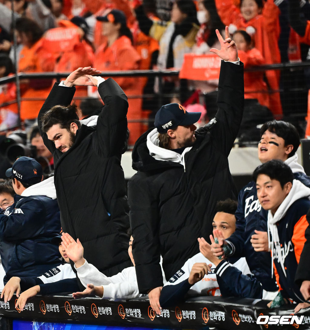 끝까지 동료들에게 기를 불어넣은 폰세 [사진=지형준 기자 /jpnews@osen.co.kr]