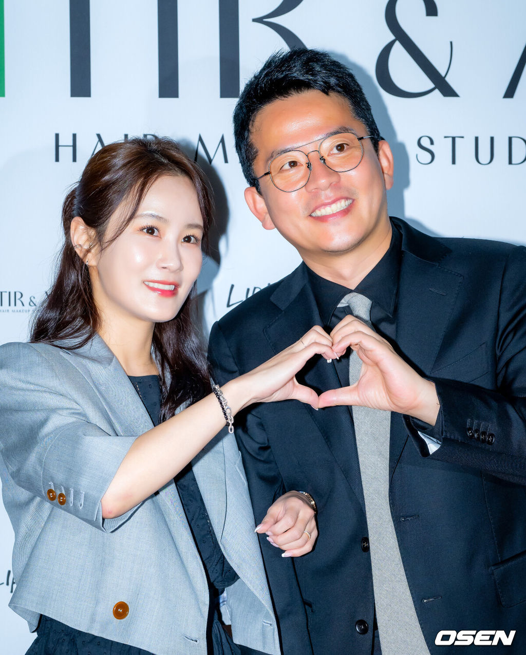 김준호-김지민 커플이 22일 오후 서울 강남구 청담동의 한 카페에서 진행된 헤어 브랜드 오프닝 파티 포토콜 행사에 참여했다.김지민와 김지민은 7월 결혼을 앞두고 있다.김준호 김지민 커플이 입장하며 포즈를 취하고 있다. 2025.04.22 / rumi@osen.co.kr