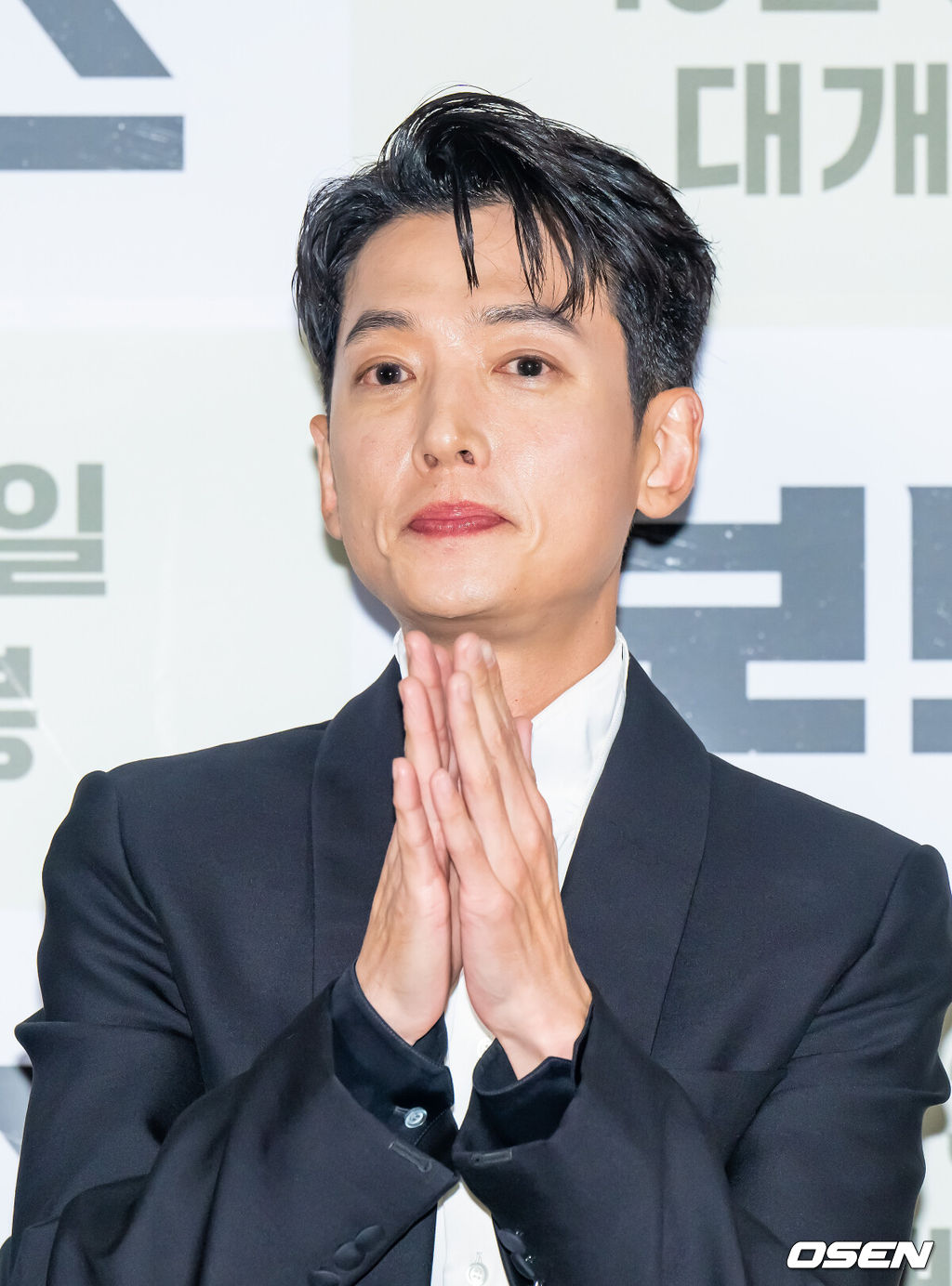 24일 오후 서울 롯데시네마 월드타워점에서  영화 ‘보스’ 언론시사회가 진행됐다.'보스'는 조직의 미래가 걸린 차기 보스 선출을 앞두고 각자의 꿈을 위해 서로에게 보스 자리를 치열하게 양보하는 조직원들의 필사적인 대결을 그린 코믹 액션 영화로 오는 10월 3일 개봉된다.배우 정경호가 박수를 치고 있다.  2025.09.24 / soul1014@osen.co.kr
