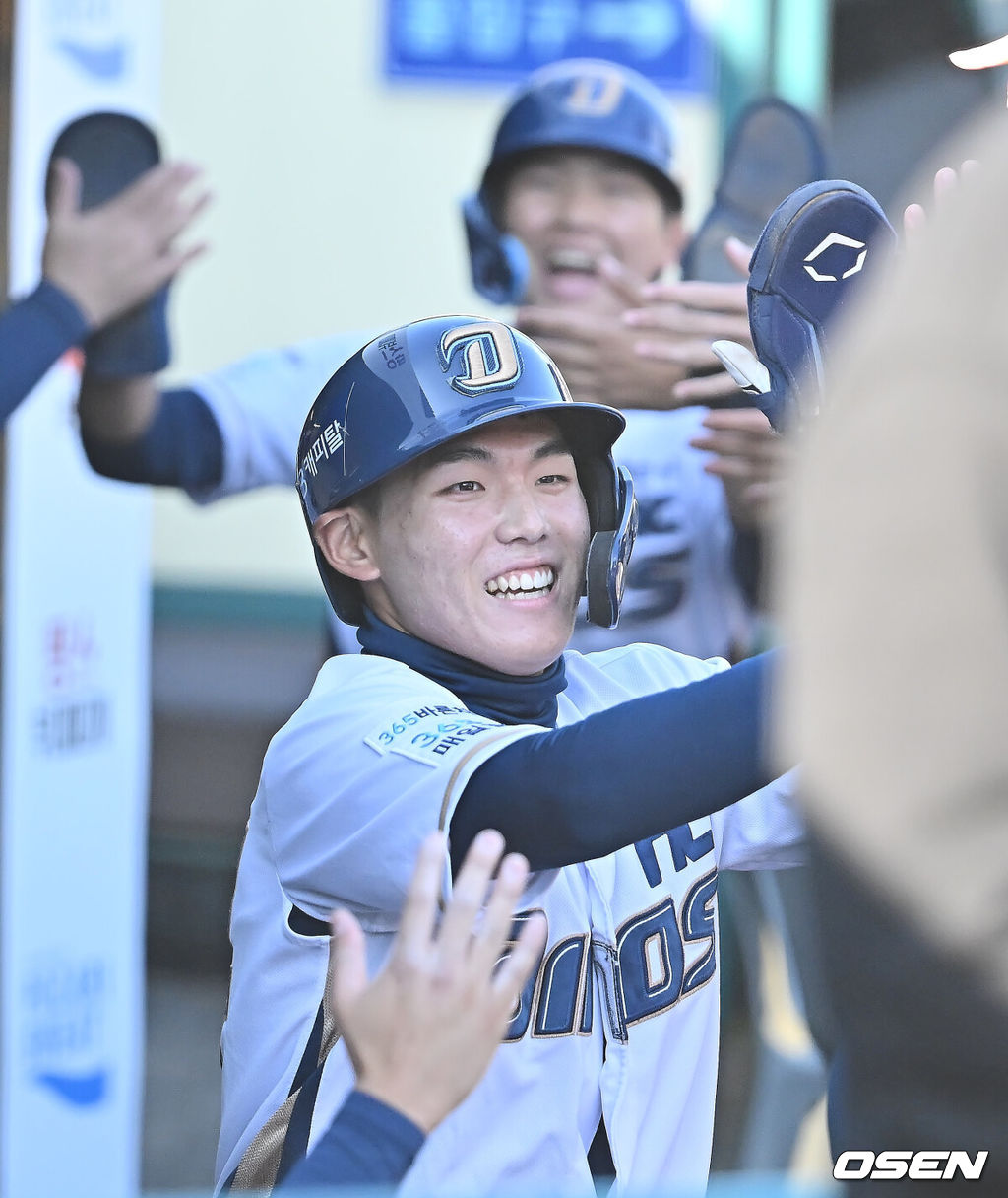 1일 울산 문수야구장에서 2025 울산-KBO Fall League NC 다이노스와 롯데 자이언츠의 결승 경기가 열렸다. NC 다이노스는 원종해가, 롯데 자이언츠는 정성종이 선발 출전했다. NC 다이노스 고준휘와 신재인이 1회말 무사 1,3루 오영수의 2타점 2루타때 득점을 올리고 기뻐하고 있다. 2025.11.01 / foto0307@osen.co.kr