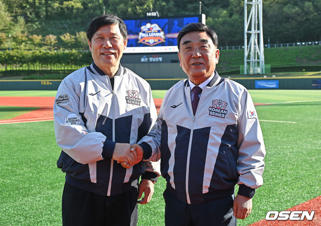 1일 울산 문수야구장에서 2025 울산-KBO Fall League NC 다이노스와 롯데 자이언츠의 결승 경기가 열렸다. NC 다이노스는 원종해가, 롯데 자이언츠는 정성종이 선발 출전했다. 허구연 KBO 총재와 김두겸 울산 시장이 시타와 시구를 하기 전 포즈를 취하고 있다. 2025.11.01 / foto0307@osen.co.kr
