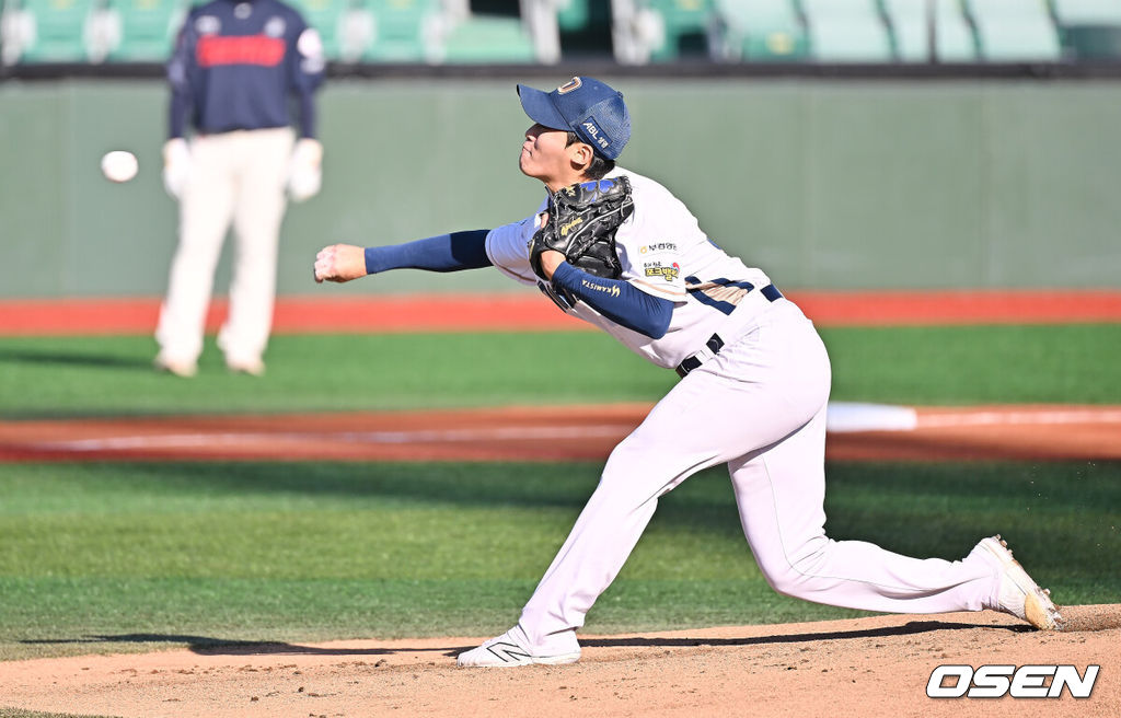 1일 울산 문수야구장에서 2025 울산-KBO Fall League NC 다이노스와 롯데 자이언츠의 결승 경기가 열렸다. NC 다이노스는 원종해가, 롯데 자이언츠는 정성종이 선발 출전했다. NC 다이노스 선발투수 원종해가 역투하고 있다. 2025.11.01 / foto0307@osen.co.kr
