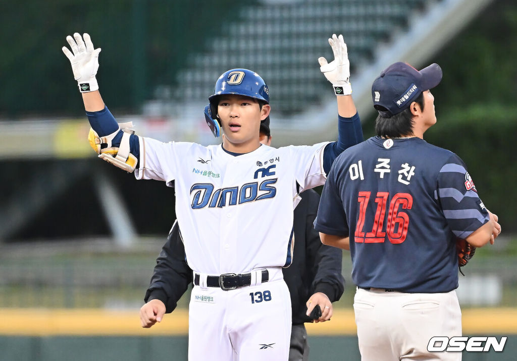 1일 울산 문수야구장에서 2025 울산-KBO Fall League NC 다이노스와 롯데 자이언츠의 결승 경기가 열렸다. NC 다이노스는 원종해가, 롯데 자이언츠는 정성종이 선발 출전했다. NC 다이노스 고준휘가 7회말 무사 2루타를 치고 세리머니를 하고 있다. 2025.11.01 / foto0307@osen.co.kr