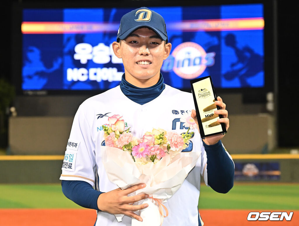 NC 다이노스가 1일 울산 문수야구장에서 열린 2025 울산-KBO Fall League 결승 경기에서 우승을 차지했다.  NC 다이노스는 롯데 자이언츠 12-1로 승리했다. NC 다이노스 신재인이 MVP를 수상하고 포즈를 취하고 있다. 2025.11.01 / foto0307@osen.co.kr