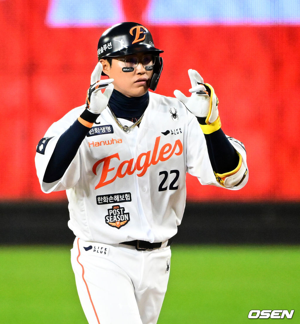 한화 채은성이 좌중간 안타를 날리며 기뻐하고 있다. 2025.10.29 /jpnews@osen.co.kr