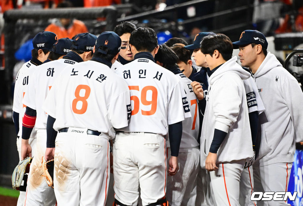 31일 대전 한화생명볼파크에서 2025 신한 SOL Bank KBO리그 포스트시즌 한국시리즈 5차전 한화 이글스와 LG 트윈스의 경기가 열렸다.이날 경기에 한화는 문동주를, LG는 톨허스트를 선발투수로 내세웠다. 6회말을 앞두고 한화 선수들이 미팅을 하고 있다. 2025.10.31 /jpnews@osen.co.kr