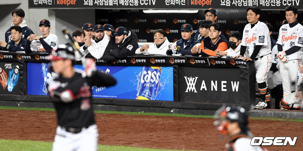 31일 대전 한화생명볼파크에서 2025 신한 SOL Bank KBO리그 포스트시즌 한국시리즈 5차전 한화 이글스와 LG 트윈스의 경기가 열렸다.이날 경기에 한화는 문동주를, LG는 톨허스트를 선발투수로 내세웠다. 6회초 2사 1,2루 오지환 타석때 한화 더그아웃 분위기가 가라앉아   있다.  2025.10.31/spjj@osen.co.kr