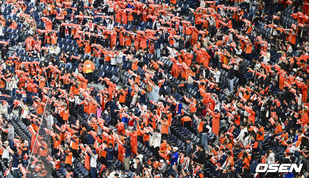 31일 대전 한화생명볼파크에서 2025 신한 SOL Bank KBO리그 포스트시즌 한국시리즈 5차전 한화 이글스와 LG 트윈스의 경기가 열렸다.이날 경기에 한화는 문동주를, LG는 톨허스트를 선발투수로 내세웠다. 한화 응원단이 열띤 응원을 펼치고 있다. 2025.10.31 / soul1014@osen.co.kr