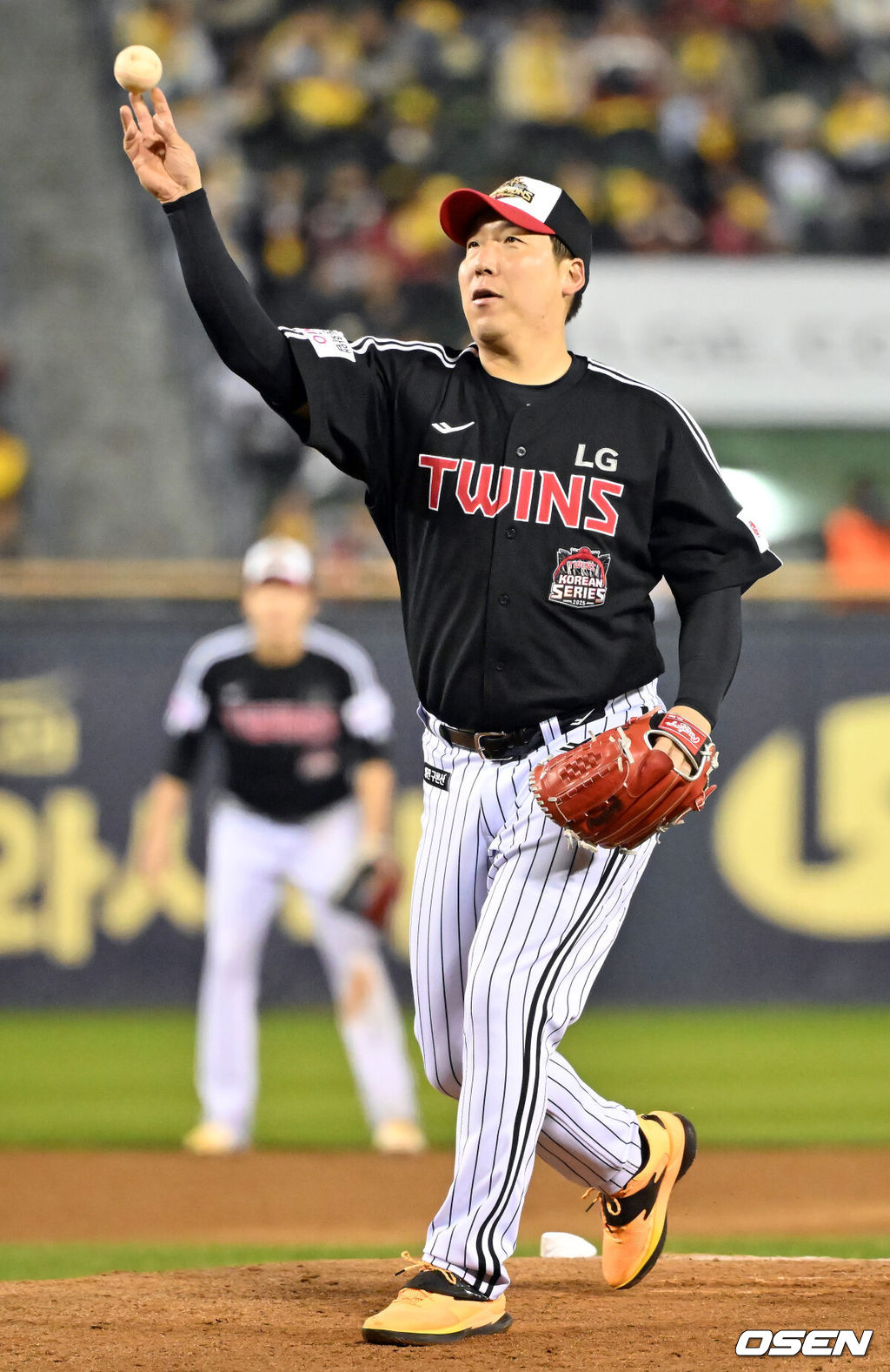 1일 오후 서울 잠실야구장에서  LG 트윈스의 한국시리즈 통합우승 IN 잠실' 행사가 열렸다.팬들을 위한 트로피 퍼포먼스, 선수단 그라운드 행진, 비하인드 스몰토크, 선수단 샴페인 샤워 등 다양한 프로그램이 펼쳐진다.LG 김현수가 통합 우승 기념 이벤트 경기를 하고 있다. 2025.11.01 /rumi@osen.co.kr