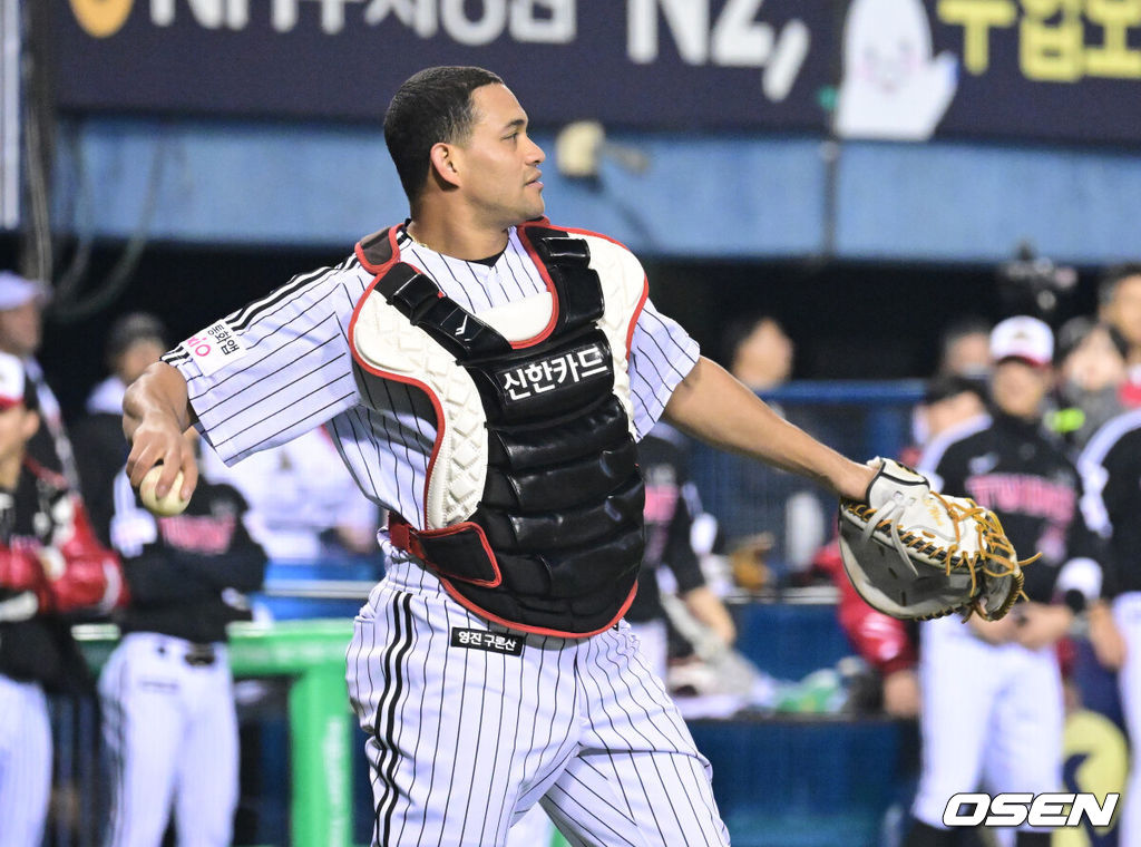 2025 시즌 통합 우승을 거머쥔 LG 트윈스가 1일 오후 서울 잠실야구장에서 ‘한국시리즈 통합우승 IN 잠실' 행사를 가졌다.이날 행사에는 팬들을 위한 트로피 퍼포먼스, 선수단 그라운드 행진, 비하인드 스몰토크, 선수단 샴페인 샤워, 이벤트 매치 등 다양한 프로그램이 펼쳐졌다.팬들을 위한 이벤트 경기에서 LG 외국인 투수 치리노스가 포수로 나서 경기를 준비하고 있다. 2025.11.01 / dreamer@osen.co.kr