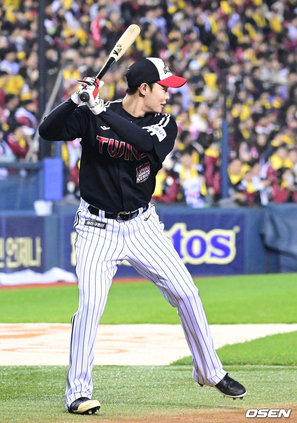 2025 시즌 통합 우승을 거머쥔 LG 트윈스가 1일 오후 서울 잠실야구장에서 ‘한국시리즈 통합우승 IN 잠실' 행사를 가졌다.이날 행사에는 팬들을 위한 트로피 퍼포먼스, 선수단 그라운드 행진, 비하인드 스몰토크, 선수단 샴페인 샤워, 이벤트 매치 등 다양한 프로그램이 펼쳐졌다.팬들을 위한 이벤트 경기에서 LG 투수 김영우가 타자로 나서고 있다. 2025.11.01 / dreamer@osen.co.kr