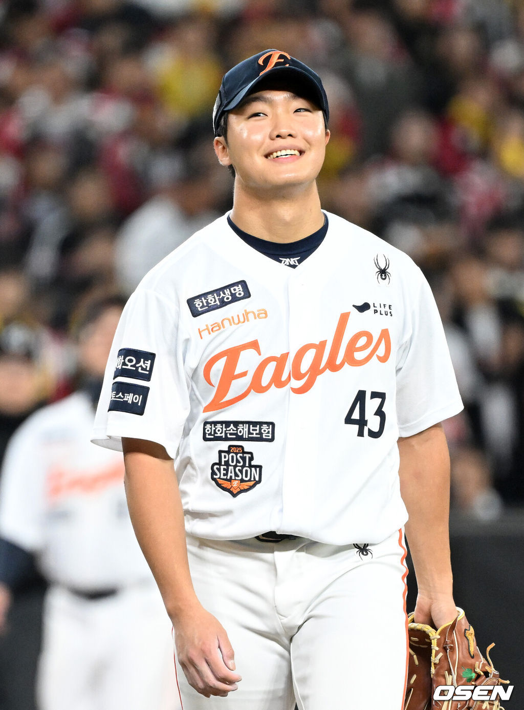 31일 대전 한화생명볼파크에서 2025 신한 SOL Bank KBO리그 포스트시즌 한국시리즈 5차전 한화 이글스와 LG 트윈스의 경기가 열렸다.이날 경기에 한화는 문동주를, LG는 톨허스트를 선발투수로 내세웠다. 3회초 2사 1,2에서 한화 정우주가 LG 박동원을 내야땅볼로 처리하고 미소짓고 있다. 2025.10.31 /sunday@osen.co.kr