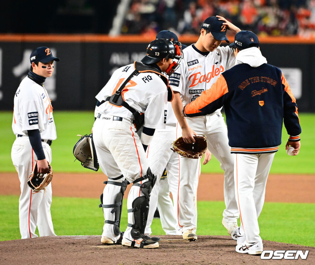 31일 대전 한화생명볼파크에서 2025 신한 SOL Bank KBO리그 포스트시즌 한국시리즈 5차전 한화 이글스와 LG 트윈스의 경기가 열렸다.이날 경기에 한화는 문동주를, LG는 톨허스트를 선발투수로 내세웠다. 4회초 무사 1루에서 한화 양상문 코치가 마운드에 올라 정우주를 교체하고 있다. 2025.10.31 /jpnews@osen.co.kr